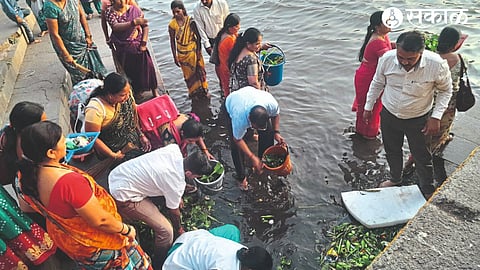 Servants of Swami Samarth Sevamarga while carrying out cleanliness drive on dockyard.