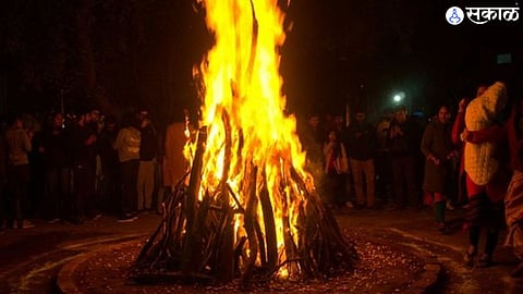 Jalgaon Holi Festival : ‘दुर्गूणां’चे दहन करीत होळी पारंपरिक पद्धतीने साजरी