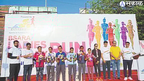 Pramod Dhangar, Dr. Tushar Patil, along with winning contestants in Ladies Run organized by Bhusawal Sports and Runners Association.