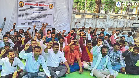 Officials of Maharashtra State Power Board Contractual Labor Association, workers protesting