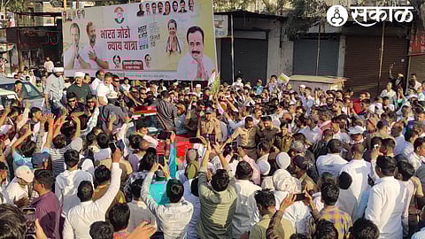 A crowd of young people came to shake hands with Rahul Gandhi at the Shivatirtha square