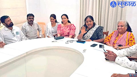 Pratibha Shinde while giving information in a press conference about Fair Rights Conference under Bharat Jodo Nyayatra. Neighbors Sonalben Patel, Ashwini Patil etc.