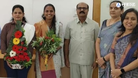 inspiring story of Ujwala Shinde Ujwala Sawant have succeeded competitive examination junnar