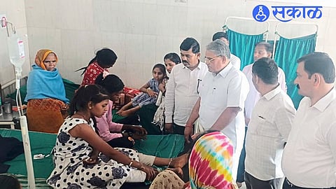 MLA Kashiram Pavara, MLA Rajesh Padvi while questioning the injured in Nandurbar District Hospital.