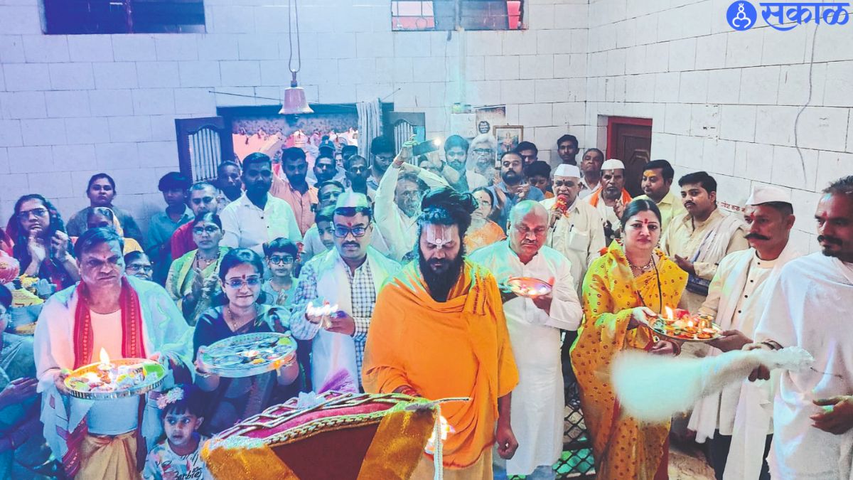 Shri Malhari Martand Mahaabhishek Pooja, Purushottam Das Maharaj and devotees during Mahaarti.
