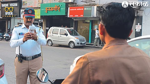 Traffic Police Take action through 'e-challan' machine