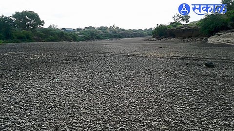 A dry Girna riverbed near the water supply well at Khamkheda.