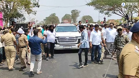 attempted interception of Pankaja Munde convoy Police lathicharge to disperse protest Aggressive Maratha protestors