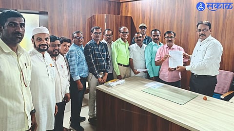 Officials of Dhule District Teacher Bharati while giving statement of demand to Deputy Education Officer Pramod Patil.
