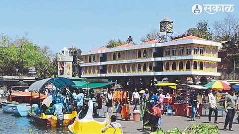 Even in the scorching sun, there is a throng of tourists on the banks of the Godavari river