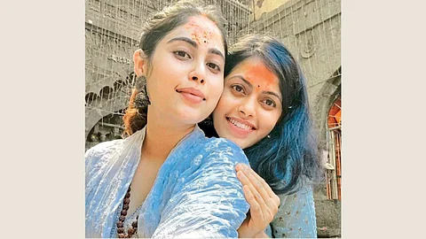 akshaya hindalkar and vaishnavi hindalkar