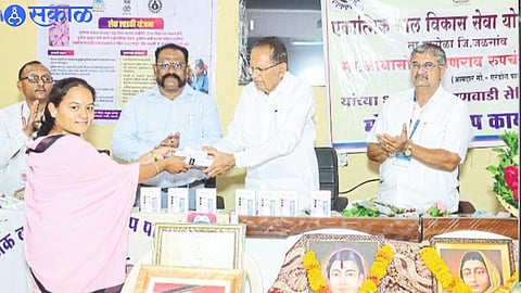 MLA Chimanrao Patil distributing smartphones to Anganwadi sevika.
