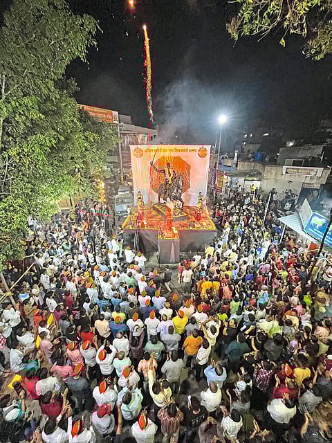 तरुणांनी शिवरायांचे आदर्श आत्मसात करावेत