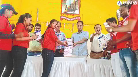 District Collector Ayush Prasad distributing oximeters to Aapda Mitra, Aapda Sakhi.