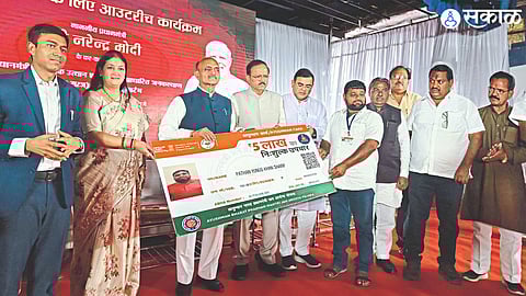 While benefiting the beneficiaries in Shahu Natya Mandir on Wednesday, Dr. Bhagwat Karad, Dharti Deore, Dr. Subhash Bhamre, Jaykumar Rawal, Abhinav Goyal,