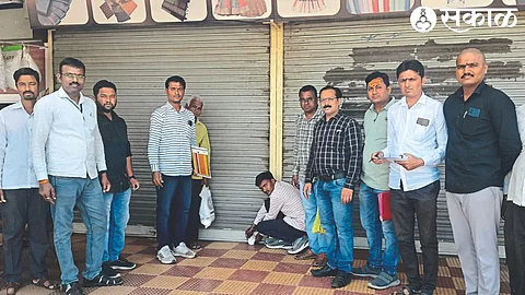 Gram Panchayat staff sealing the shop in arrears. Neighbors Village Development Officer Jangam etc.