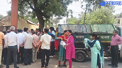 Residents of the area locking the entrance to the secondary waste collection center near Navrang Jalkumbha.