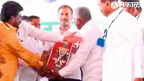 Former MLAs Shirish Kumar Kotwal, Saadhan Jamdar, Nandu Kotwal, Sanjay Jadhav, Deepanshu Jadhav etc. while presenting Vitthal's portrait to Rahul Gandhi in Chandwad.