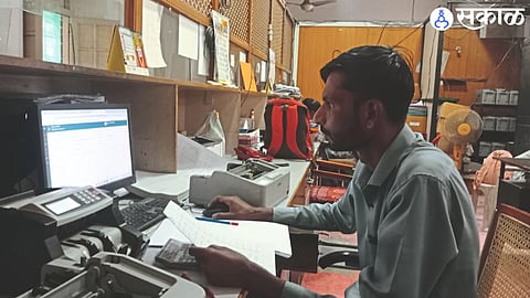 Ongoing work of payment of dues in Eastern Divisional Office on Sunday holiday.