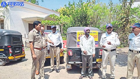 Police team talking to the rickshaw pullers about the action.