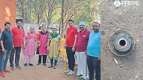 Ram Nagre, Arvind Khode, Akash Khode, Shakuntala Kansara etc. gathered near the entrance. The sprinkler in the second photo is covered in dust