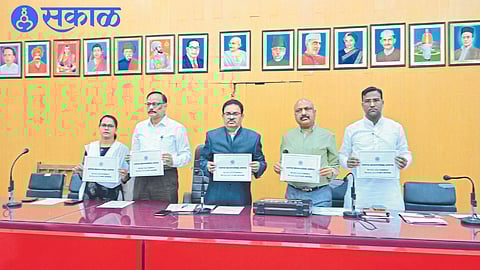 Auditor Raju Khairnar along with Additional Commissioner Rajendra Fatle etc. while presenting the budget to Municipal Commissioner Ravindra Jadhav.