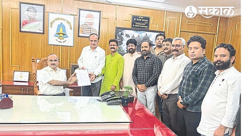 City President of NCP Ranjan Thackeray giving a statement to The Commissioner Dr. Ashok Karanjkar