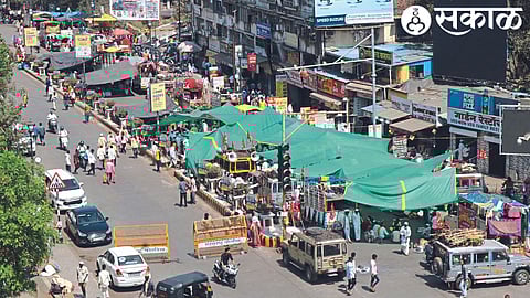 Due to the Lal Badal movement of tribal farmers in front of the collector office for four days, customers are not able to come to bajarpet in Mahatma Gandhi Road, central bus station area, Shivaji Road area.