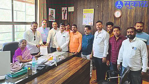 Shiv Sena Thackeray office bearers while giving a statement to Additional Commissioner Karuna Dahale.