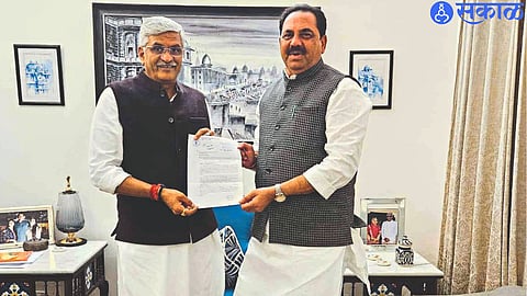 Minister Anil Bhaidas Patil receiving the approval letter of Central Water Commission for Padalse Project from Jal Shakti Minister Gajendra Singh Shekhawat.