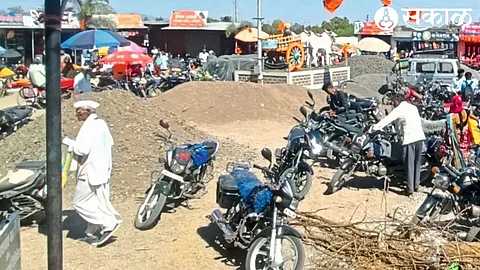 डांगसौंदाणे येथे संथपणे सुरु असलेल्या कॉंक्रीटकरण कामामुळे विस्कळीत झालेली वाहतूक.