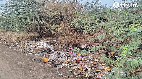 Soygaon Thiel Daulatnagar area, garbage thrown by citizens on open land due to non-arrival of bell trains.