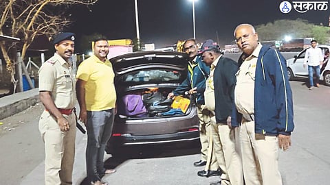 Police officers-employees while checking the vehicles by blocking them.