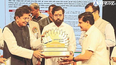 Sachin Joshi accepting first place prize of 51 lakhs and badge of honor received by Espalier Heritage School from Chief Minister Eknath Shinde, School Education Minister Deepak Kesarkar, Education Commissioner Suraj Mandre.