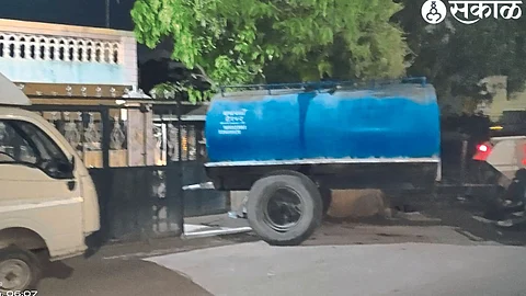 Taking water from private tankers in the suburbs of the city
