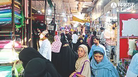 Crowds of citizens to shop at Gandhi Market in Malegaon on the occasion of Ramadan.
