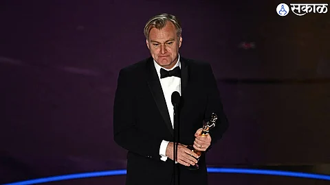 Christopher Nolan wins Oscar 2024 : आयुष्यातलं पहिलं ऑस्कर, ओपनहायमरचा दिग्दर्शक नोलन झाला भावूक! डोळे पाणावले...