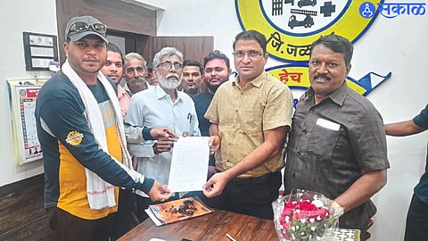 While giving a statement to the Chief Executive of the Municipality Mahesh Waghmode about the water shortage in Shiv dattanagar, B. Y. Sonawane, former corporator Raju Awate