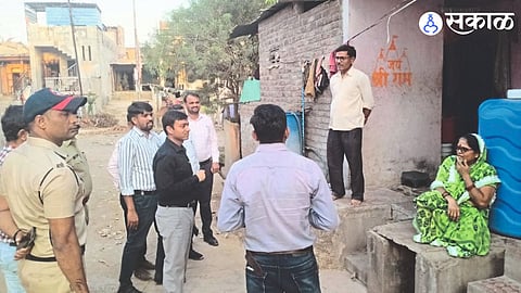 Collector Abhinav Goyal interacting with Borse family.