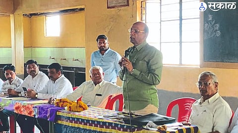 Babanrao Gaikwad while guiding the Panzrakan Rescue Committee meeting.