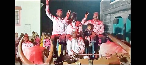 रोमणवाडी शाळेतील शिक्षकांची बैलगाडीतून मिरवणूक