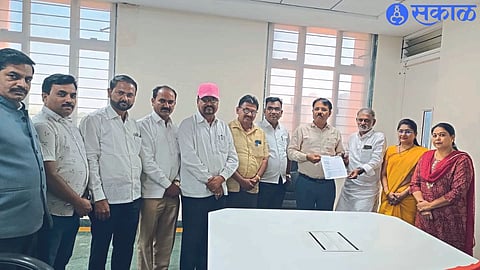 Deputy Director of Education Dr. B. B. While giving a statement to Chavan on behalf of Shiksha Bharati Sangathan, Bharat Shelar, K. K. Ahire, Rajendra Londhe.