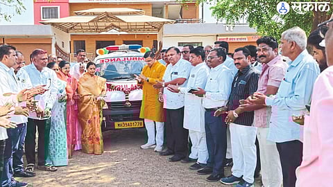 Former Minister MLA Jaykumar Rawal while inaugurating the ambulance
