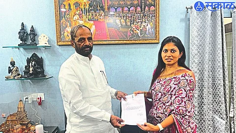 MP Raksha Khadse giving a statement to Hansraj Ahir, Chairman, National Commission for Backward Classes.