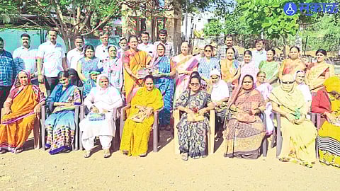 Former corporator Bharti Mali presenting a saree to the women sweepers in Ward 2 on the occasion of International Women's Day