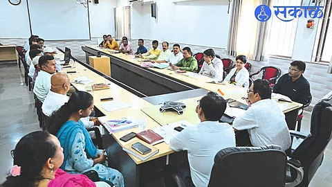 Commissioner Ravindra Jadhav while guiding the implementation review meeting of Code of Conduct in Malegaon Municipal Commissioner Parishad hall. Officers present in front, Head of Department.