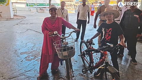 Municipal commissioner Dr. Vidya Gaikwad came to the municipal corporation on a bicycle