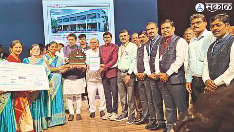 principal, teacher of school at Jaulke While accepting prize from Chief Minister Eknath Shinde, Education Minister Deepak Kesarkar