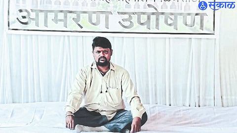 Prashant Tayade sitting on an indefinite fast in front of the District Council.