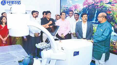Guardian Minister Gulabrao Patil informed about 'Spark Extracorporeal Shockwave Lithotripsy' machine at GMC.